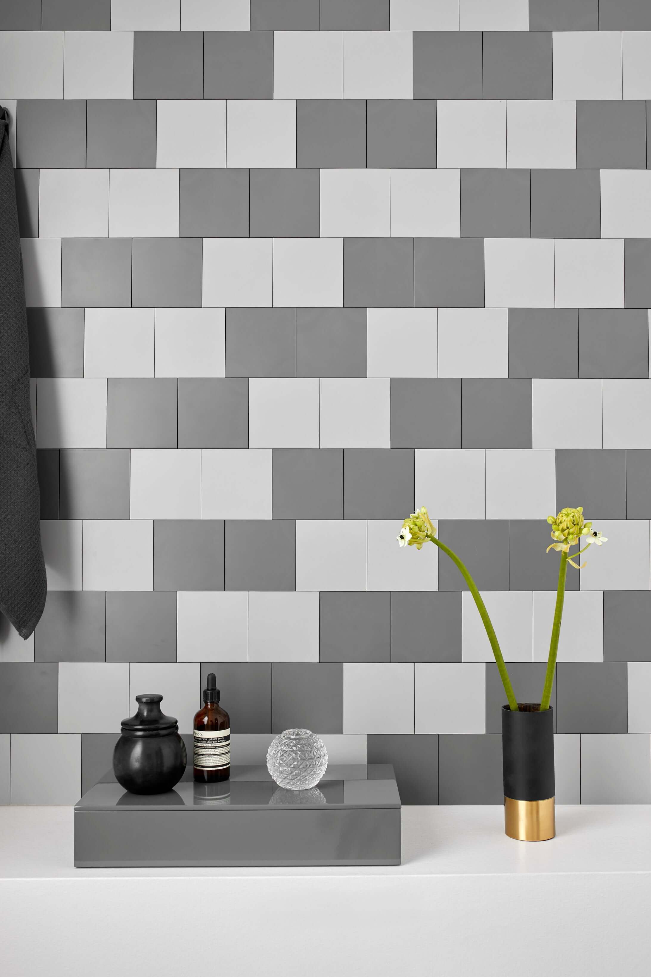 Metro Gris foncé | Faciles à poser, interchangeable, pour vos rénovations DIY, cuisine, dosseret, salle de bain et applications murales. Achetez tendance - Click'n tile au Canada.