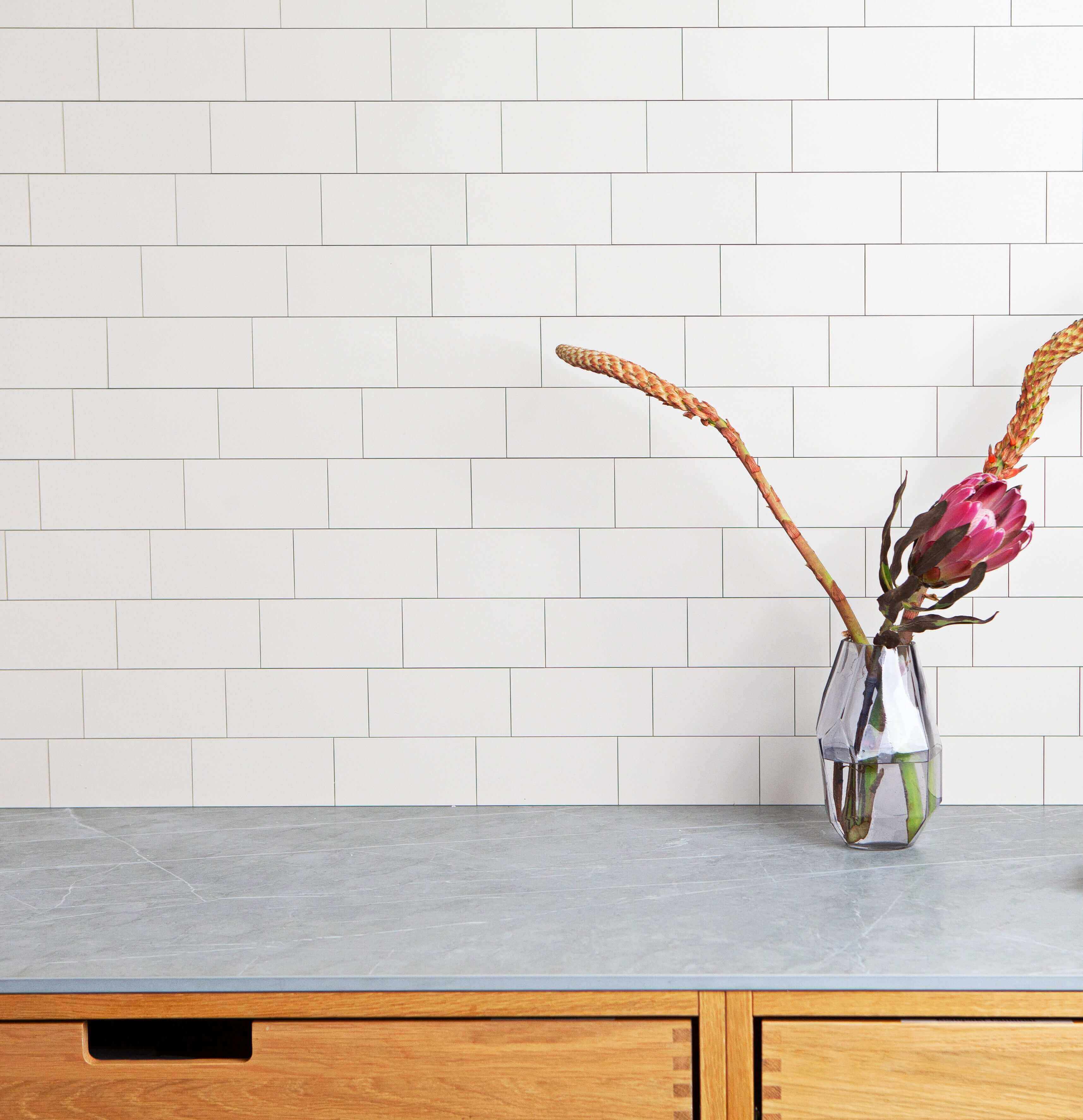 Metro Blanc | Faciles à poser, interchangeable, pour vos rénovations DIY, cuisine, dosseret, salle de bain et applications murales. Achetez tendance - Click'n tile au Canada.